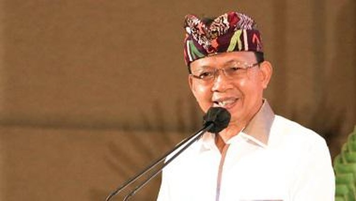 Wayan Koster Rayakan Hari Kasih Sayang Bali dengan Traktir Kopi Anak Muda di Denpasar
